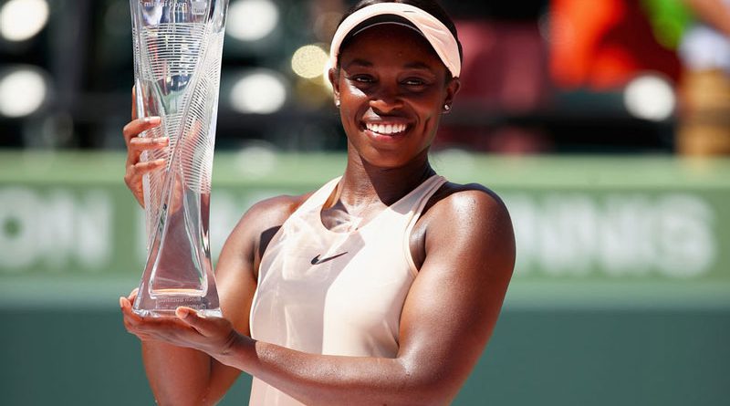 Sloane Stephens holding up her trophy.