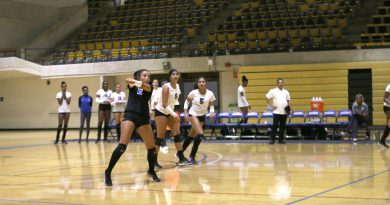 Valeria Santos about to hit the ball.